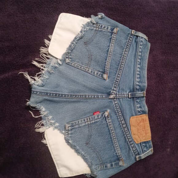 Levis Cut-off Booty Shorts - Picture 4 of 6